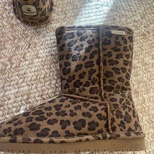 Bearpaw leopard short bootie size 6